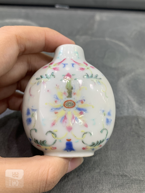 清道光粉彩宝相花卉纹鼻烟壶 - 图4